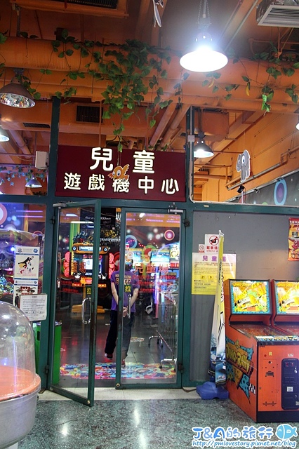 【香港深水埗購物玩樂】西九龍中心 Dragon Centre–百年歷史梁蘇記傘店、D3 Gallery、飛龍冰上樂園、奇趣中心，香港購物推薦