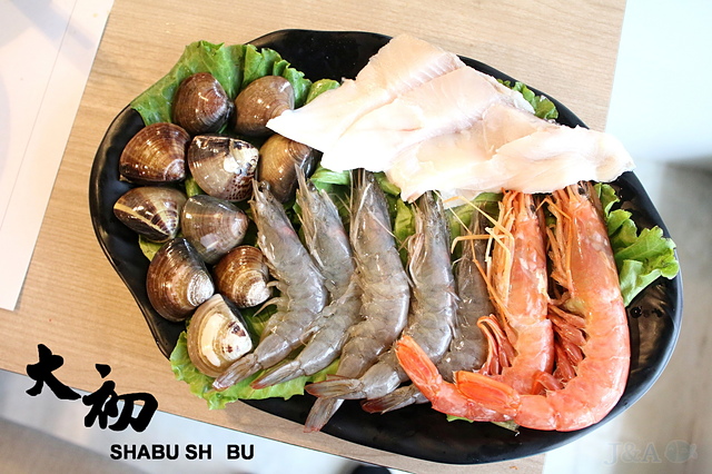 【捷運國父紀念館】大初 SHABU SHAB–美國Prime級牛肉套餐300元起，59元就能加購一份海鮮。大初火鍋 大初涮涮鍋U東區火鍋 東區聚餐餐廳