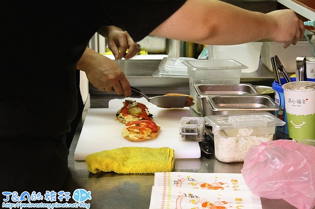 阿三文治 烤牛肉古巴三明治酥脆紮實，起司爆出來&蜂蜜鹹奶油好像也很好吃！阿三文治 A Sandwich【捷運南京復興/忠孝復興】遼寧夜市美食/遼寧夜市小吃/遼寧街美食/ 遼寧夜市古巴三明治