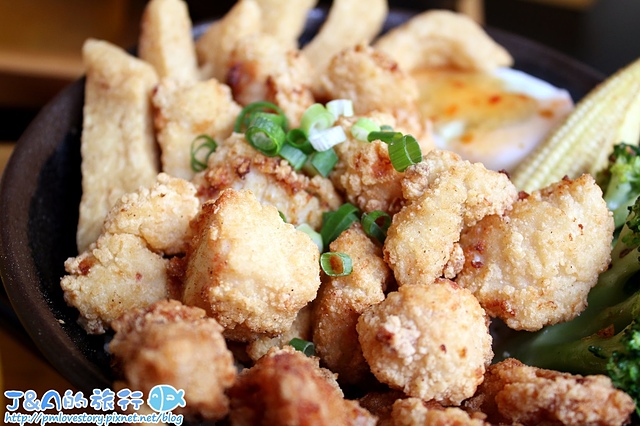 【台南中西區】炸去啃 Fried Go Eat (台南永福店)–可內用工業主題鹽酥雞店價格一樣平價!還有海鮮丼、雞肉丼、懷舊與異國炸物拼盤。 台南美食/台南小吃/中西區小吃/中西區美食