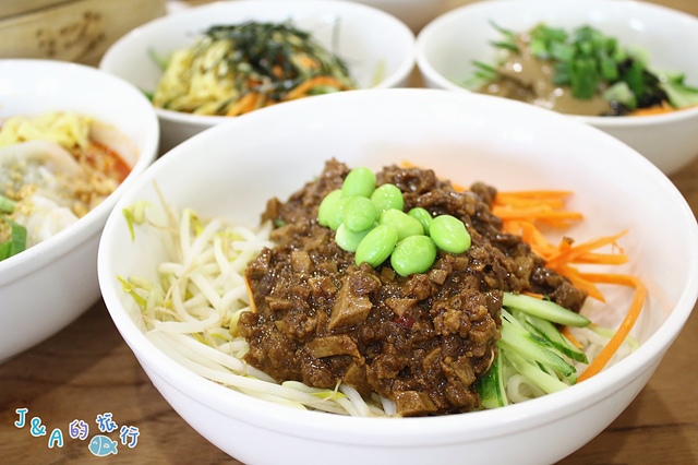 雲謙徽餛飩 黑嚕嚕墨魚餛飩.雙色麻醬抄手讓人眼睛為之一亮~【捷運文湖】內湖美食/內湖小吃