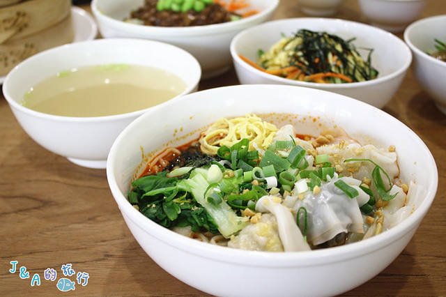 雲謙徽餛飩 黑嚕嚕墨魚餛飩.雙色麻醬抄手讓人眼睛為之一亮~【捷運文湖】內湖美食/內湖小吃