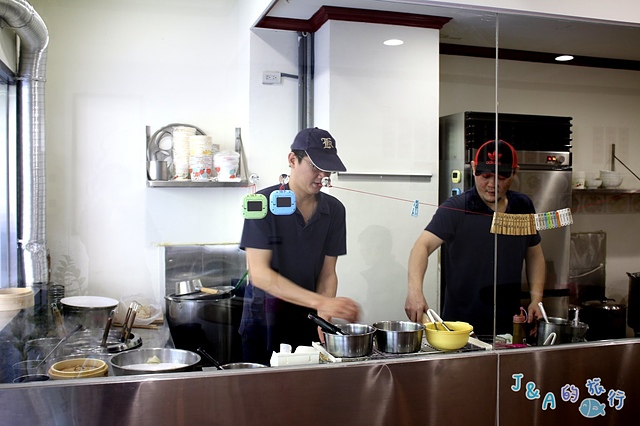 雲謙徽餛飩 黑嚕嚕墨魚餛飩.雙色麻醬抄手讓人眼睛為之一亮~【捷運文湖】內湖美食/內湖小吃