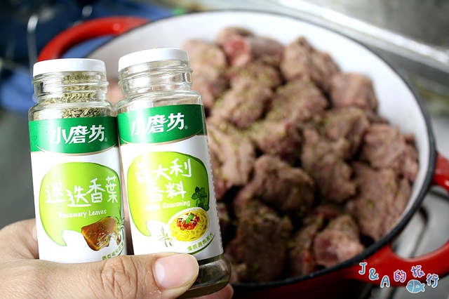 【食譜】無水番茄紅蘿蔔燉牛肉。【鍋寶鑄鐵鍋開箱】平價鍋寶歐風琺瑯鑄鐵鍋，讓你不傷荷包就能擁有！無水料理食譜/無水烹調食譜/無水番茄牛肉食譜