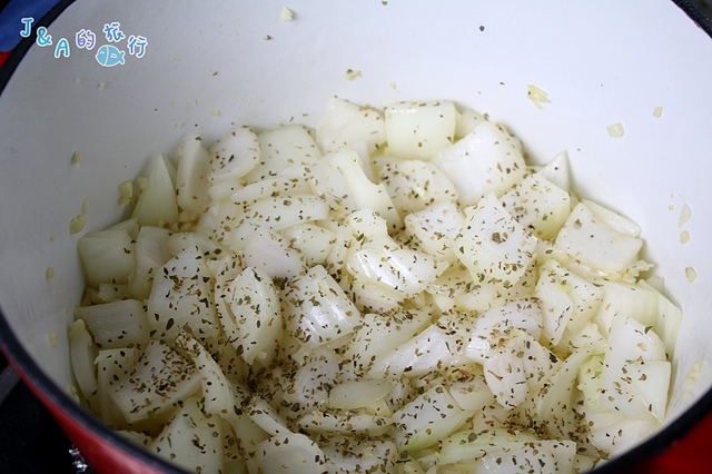 【食譜】無水番茄紅蘿蔔燉牛肉。【鍋寶鑄鐵鍋開箱】平價鍋寶歐風琺瑯鑄鐵鍋，讓你不傷荷包就能擁有！無水料理食譜/無水烹調食譜/無水番茄牛肉食譜