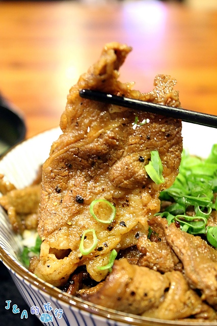 燒丼株式會社 牛野狼丼香氣濃郁，醬醪雞腿丼軟嫩多汁! 【捷運象山】信義區美食/信義威秀美食/燒丼燒肉飯