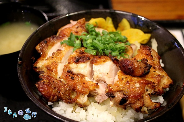 燒丼株式會社 牛野狼丼香氣濃郁，醬醪雞腿丼軟嫩多汁! 【捷運象山】信義區美食/信義威秀美食/燒丼燒肉飯