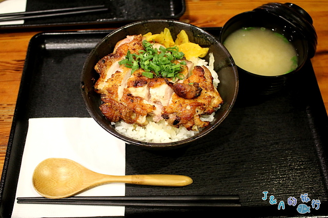 燒丼株式會社 牛野狼丼香氣濃郁，醬醪雞腿丼軟嫩多汁! 【捷運象山】信義區美食/信義威秀美食/燒丼燒肉飯