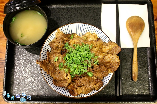 燒丼株式會社 牛野狼丼香氣濃郁，醬醪雞腿丼軟嫩多汁! 【捷運象山】信義區美食/信義威秀美食/燒丼燒肉飯