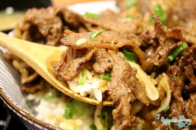 燒丼株式會社 牛野狼丼香氣濃郁，醬醪雞腿丼軟嫩多汁! 【捷運象山】信義區美食/信義威秀美食/燒丼燒肉飯