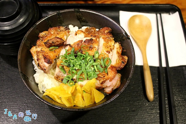 燒丼株式會社 牛野狼丼香氣濃郁，醬醪雞腿丼軟嫩多汁! 【捷運象山】信義區美食/信義威秀美食/燒丼燒肉飯