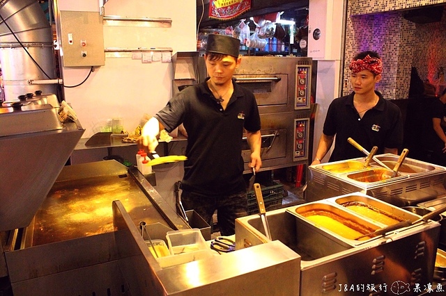 【新北/捷運新莊】角頭炙燒牛排–多種醬料任你選，夜市平價牛排，大哥級的美味就在這兒~