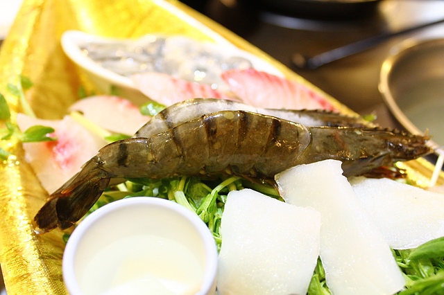 【捷運板橋】皇璽北海道昆布鍋–平價涮涮鍋，大份量肉品與海鮮，還有巨無霸帝王蟹唷!