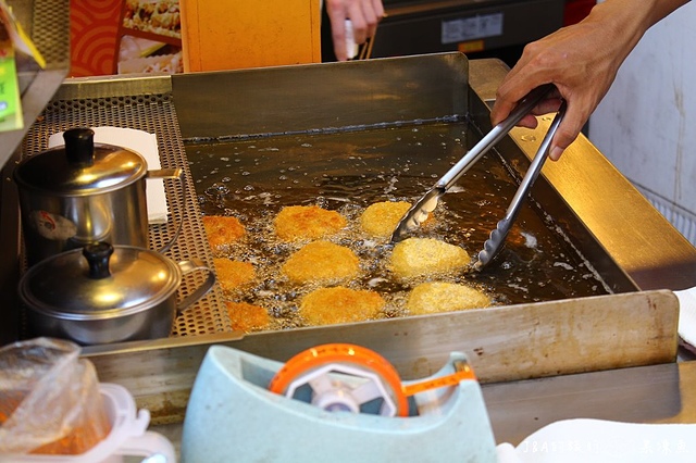 【捷運劍潭】金本丸日式炸飯糰–外皮酥脆的飯糰、士林夜市人氣小吃