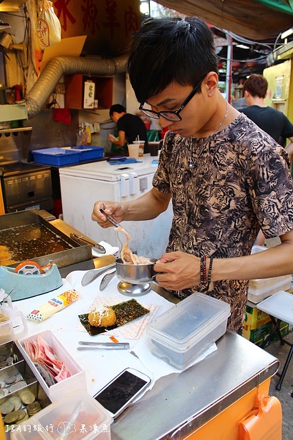 【捷運劍潭】金本丸日式炸飯糰–外皮酥脆的飯糰、士林夜市人氣小吃