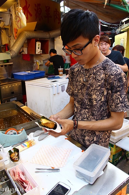 【捷運劍潭】金本丸日式炸飯糰–外皮酥脆的飯糰、士林夜市人氣小吃