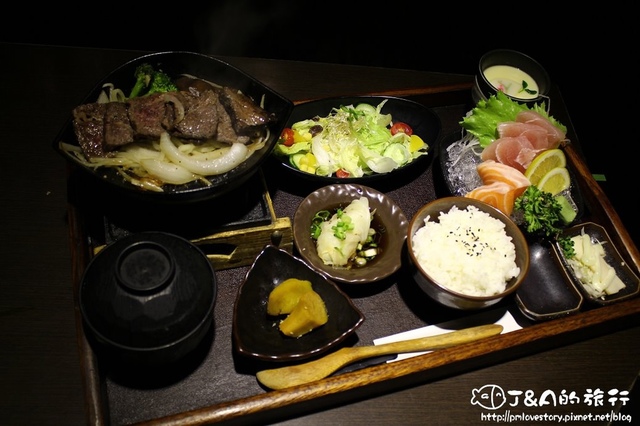 【捷運松江南京】鮮定食–海鮮牛肉燒定食，現煎牛小排搭上厚實生魚片，給你不同的定食饗宴!