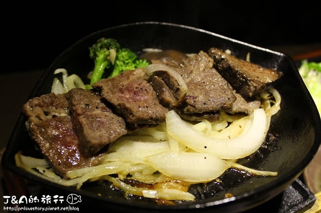 【捷運松江南京】鮮定食–海鮮牛肉燒定食，現煎牛小排搭上厚實生魚片，給你不同的定食饗宴!